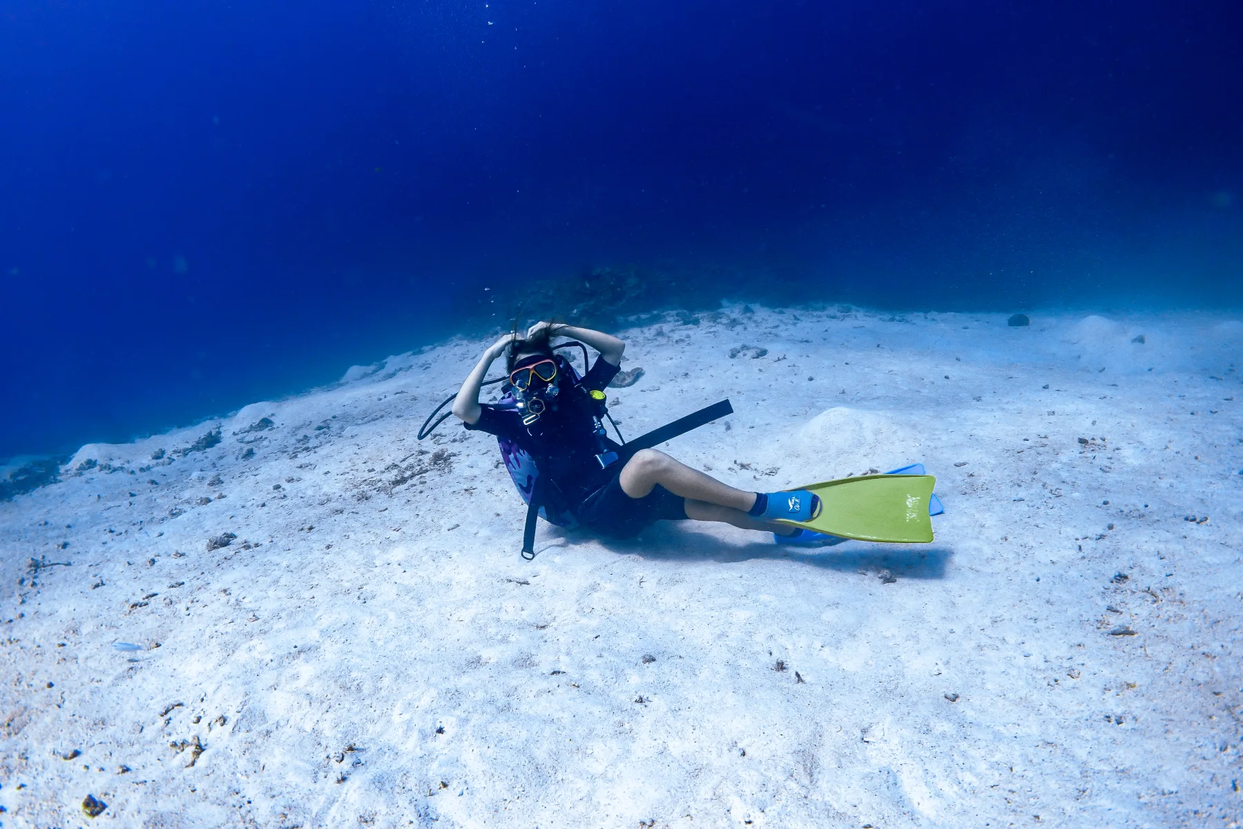Дайвер Thai Dive отрабатывает положение тела под водой
