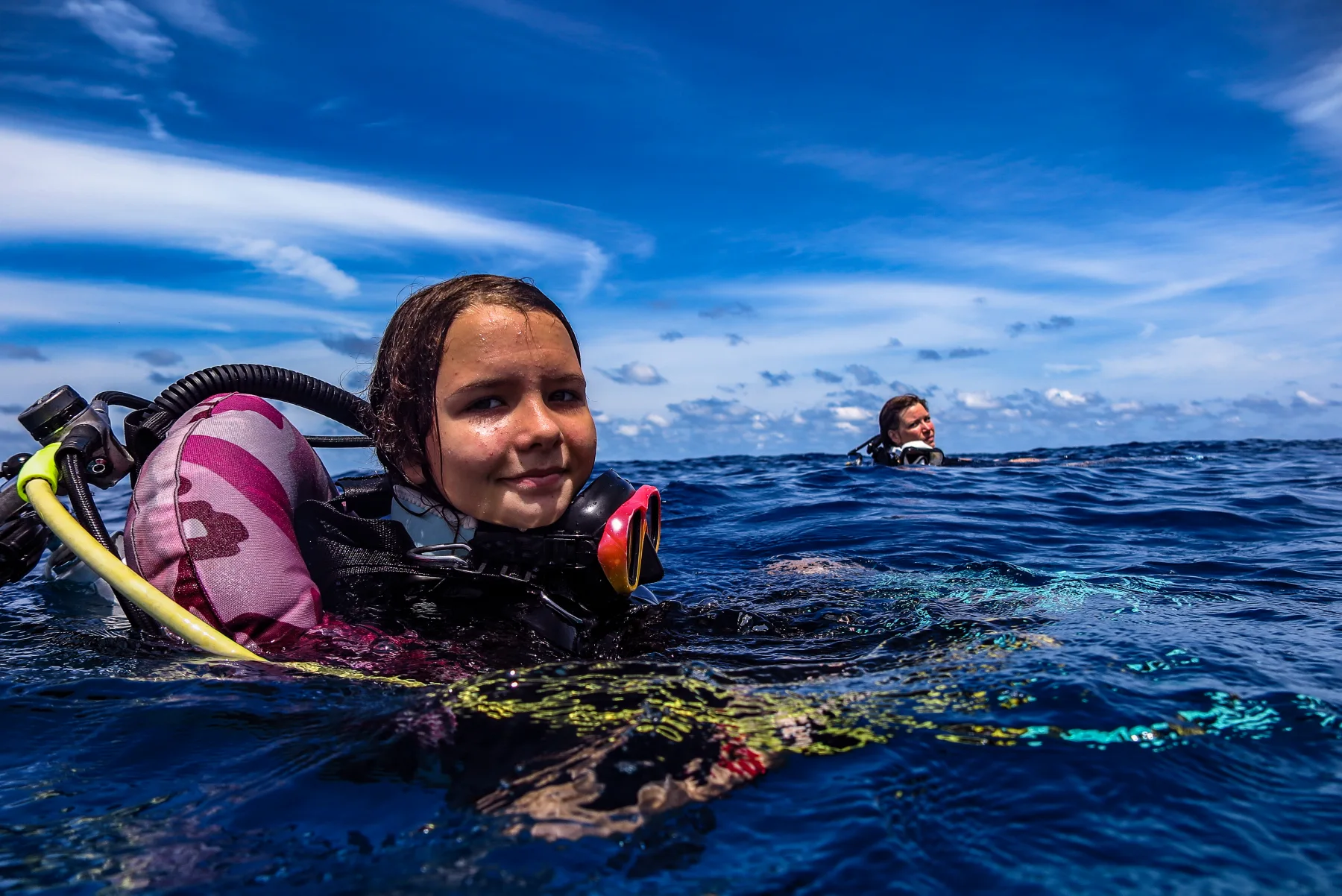 Юная дайверка Thai Dive с напарником на поверхности